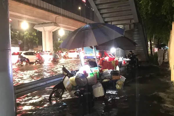 Hà Nội ngập sâu, xe buýt tạo sóng khiến người đi xe máy ngã nhào-1