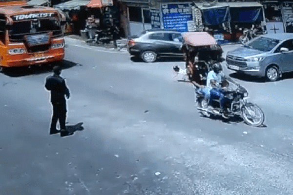 Khoảnh khắc cảnh sát giao thông phản xạ cực nhanh cứu đứa trẻ bị văng khỏi xe điện