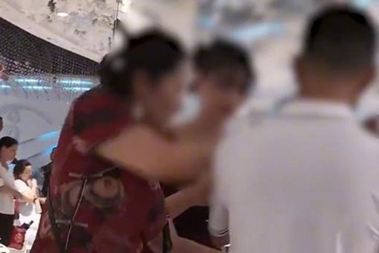 Bị ép uống rượu giao bôi với bố chồng trong ngày cưới, cô dâu có thái độ khiến dân mạng khen ngợi