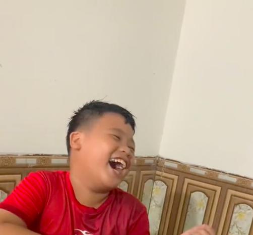 Hai bố con cười không ăn nổi cơm khi thấy mẹ đi phun môi về, xem nguyên nhân ai cũng đồng cảm-1