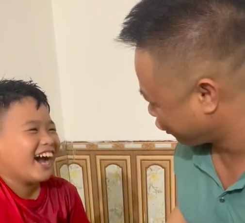 Hai bố con cười không ăn nổi cơm khi thấy mẹ đi phun môi về, xem nguyên nhân ai cũng đồng cảm-2