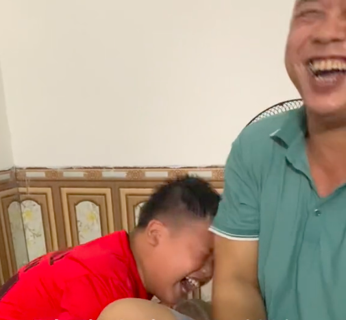 Hai bố con cười không ăn nổi cơm khi thấy mẹ đi phun môi về, xem nguyên nhân ai cũng đồng cảm-4