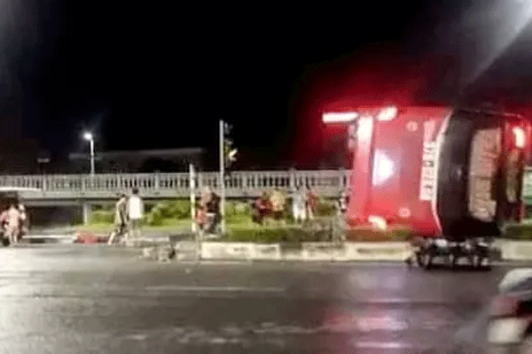 Xe khách lật trên quốc lộ ở Ninh Bình, ít nhất 4 người chết