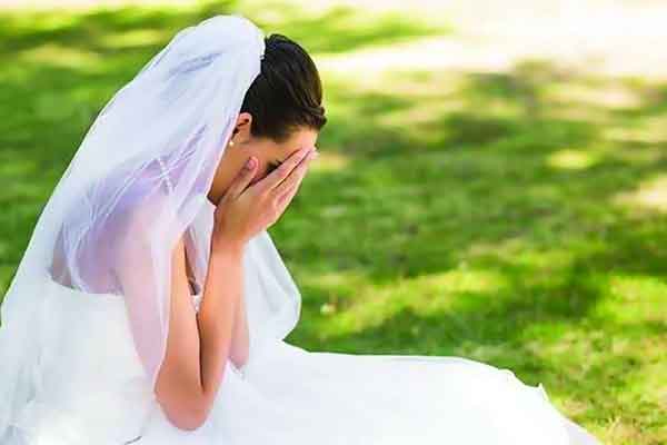 Đến thăm vợ đúng bữa tối, tôi giật mình khi nhìn mâm cơm cô ấy đang ăn-1