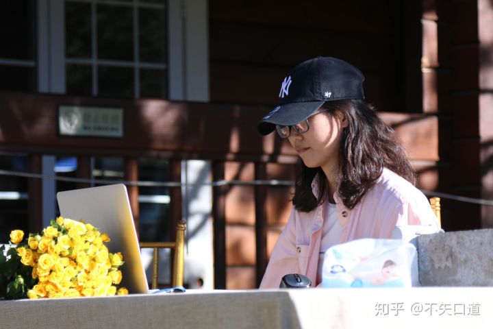 Ghét đám cưới truyền thống khách sạn, cô dâu tự tổ chức hôn lễ ngoài trời nhỏ xinh với 30 khách!-4