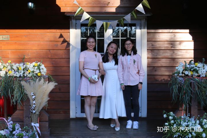 Ghét đám cưới truyền thống khách sạn, cô dâu tự tổ chức hôn lễ ngoài trời nhỏ xinh với 30 khách!-18