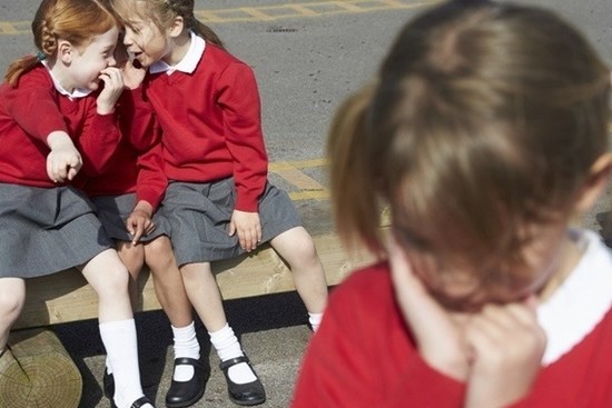 Khi con về nói 'Mẹ ơi bạn không chơi với con' cha mẹ có EQ cao sẽ dạy trẻ như thế này