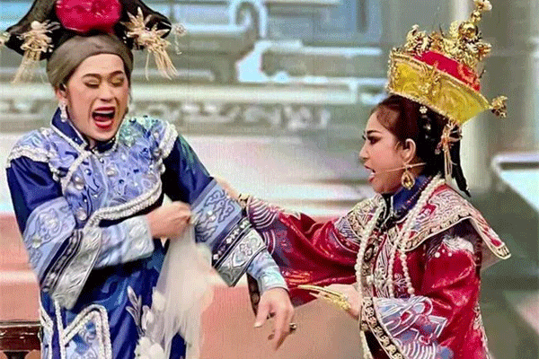 Xuất hiện clip Hoài Linh hát sai lời bản hit Ai chung tình được mãi trên sân khấu hội chợ-5