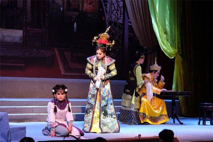 Hoài Linh bật khóc khi diễn cải lương-9