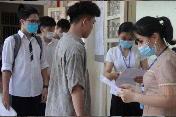 Sĩ tử đến Văn Miếu xin chữ, cầu may cho kỳ thi tuyển sinh lớp 10-15