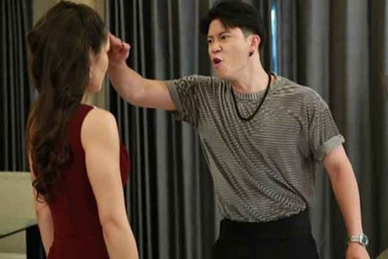 Bố mẹ vợ lên chơi mấy hôm, nhìn cách mà chồng đối đãi tôi chỉ muốn ly hôn ngay tức khắc