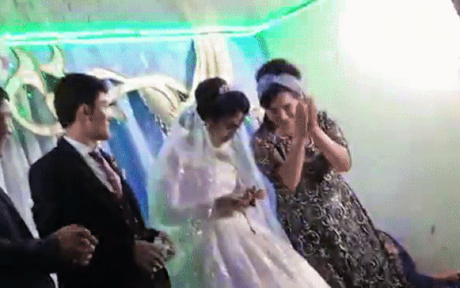 Clip: Chú rể cục súc đánh cô dâu ngay trên sân khấu khiến cả hội trường choáng váng-1