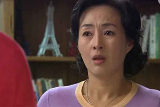 Thấy bố mẹ cãi nhau từ khi bà nội đến chơi, cháu nội nói một câu khiến bà lặng lẽ rời đi