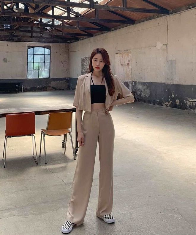 Phối áo hai dây với 3 món đồ dưới đây, chị em công sở chắc chắn có trang phục đi làm vừa lịch sự lại siêu sành điệu-1