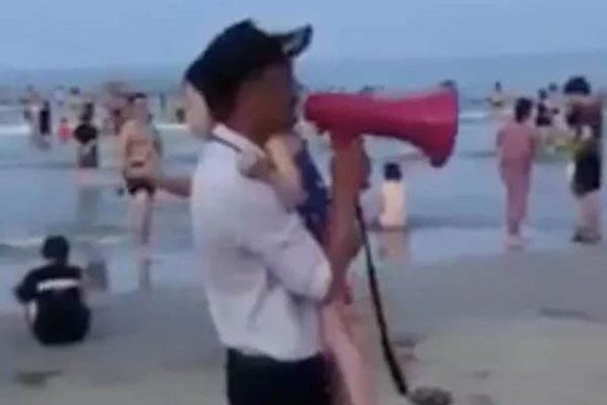 CLIP: Cảm động cảnh bảo vệ bãi biển Đà Nẵng bế bé gái 4 tuổi đi tìm cha mẹ thất lạc