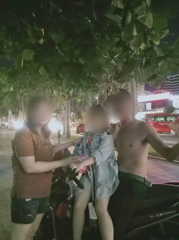 CLIP: Cảm động cảnh bảo vệ bãi biển Đà Nẵng bế bé gái 4 tuổi đi tìm cha mẹ thất lạc-2