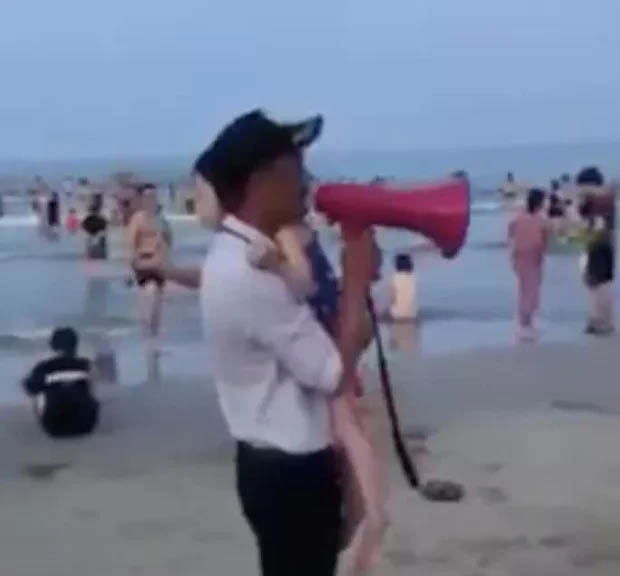 CLIP: Cảm động cảnh bảo vệ bãi biển Đà Nẵng bế bé gái 4 tuổi đi tìm cha mẹ thất lạc-1