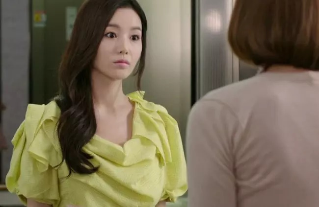 Mẹ chồng nhập viện, chị chồng bắt tôi nghỉ việc để chăm sóc bà, tôi vặn lại một câu khiến chị ta phải im như thóc-1