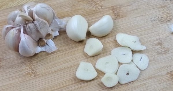 Đổ dầu gió lên tỏi tưởng việc ngược đời, ai ngờ lợi ích tuyệt vời, không phải ai cũng biết-2