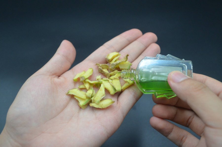 Đổ dầu gió lên tỏi tưởng việc ngược đời, ai ngờ lợi ích tuyệt vời, không phải ai cũng biết-5