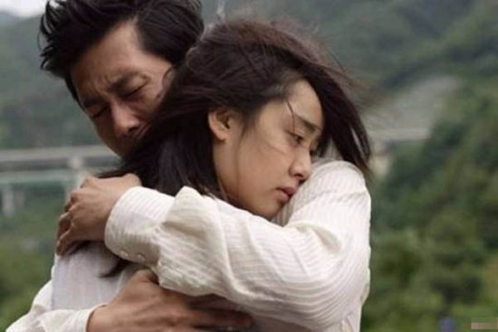 Nửa đêm mẹ gọi điện cho tôi nhưng chỉ khóc không nói gì, tôi vội vã về quê và rồi sốc nặng vì cảnh tượng trước mắt