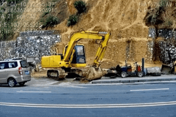 Thót tim cảnh sườn núi sụp xuống ngay khi xe ô tô con đang đi tới-1