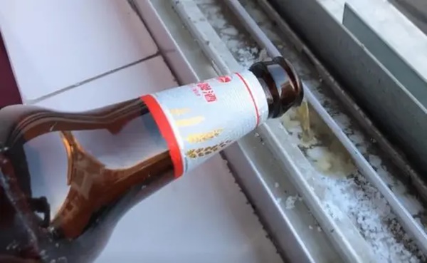 4 cách làm sạch khe cửa sổ cực đơn giản và dễ dàng-4