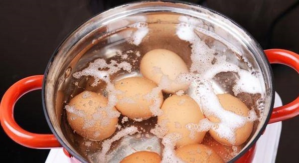 Trứng luộc hay bị nứt vỡ và lòng bên trong lồi ra ngoài? Thêm một bước nữa, trứng không bị vỡ nát mà bóc rất dễ dàng-1