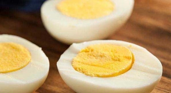 Trứng luộc hay bị nứt vỡ và lòng bên trong lồi ra ngoài? Thêm một bước nữa, trứng không bị vỡ nát mà bóc rất dễ dàng-3