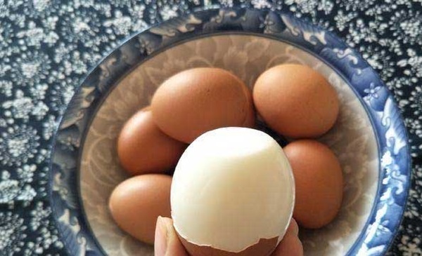 Trứng luộc hay bị nứt vỡ và lòng bên trong lồi ra ngoài? Thêm một bước nữa, trứng không bị vỡ nát mà bóc rất dễ dàng-4