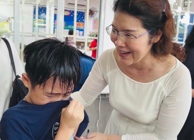 Con trai cả Lý Hải - Minh Hà khóc nức nở trong lễ bế giảng, mẹ nói 1 câu chứng tỏ cách dạy con đáng ngưỡng mộ-2