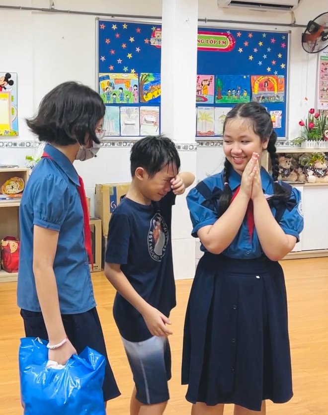 Con trai cả Lý Hải - Minh Hà khóc nức nở trong lễ bế giảng, mẹ nói 1 câu chứng tỏ cách dạy con đáng ngưỡng mộ-3