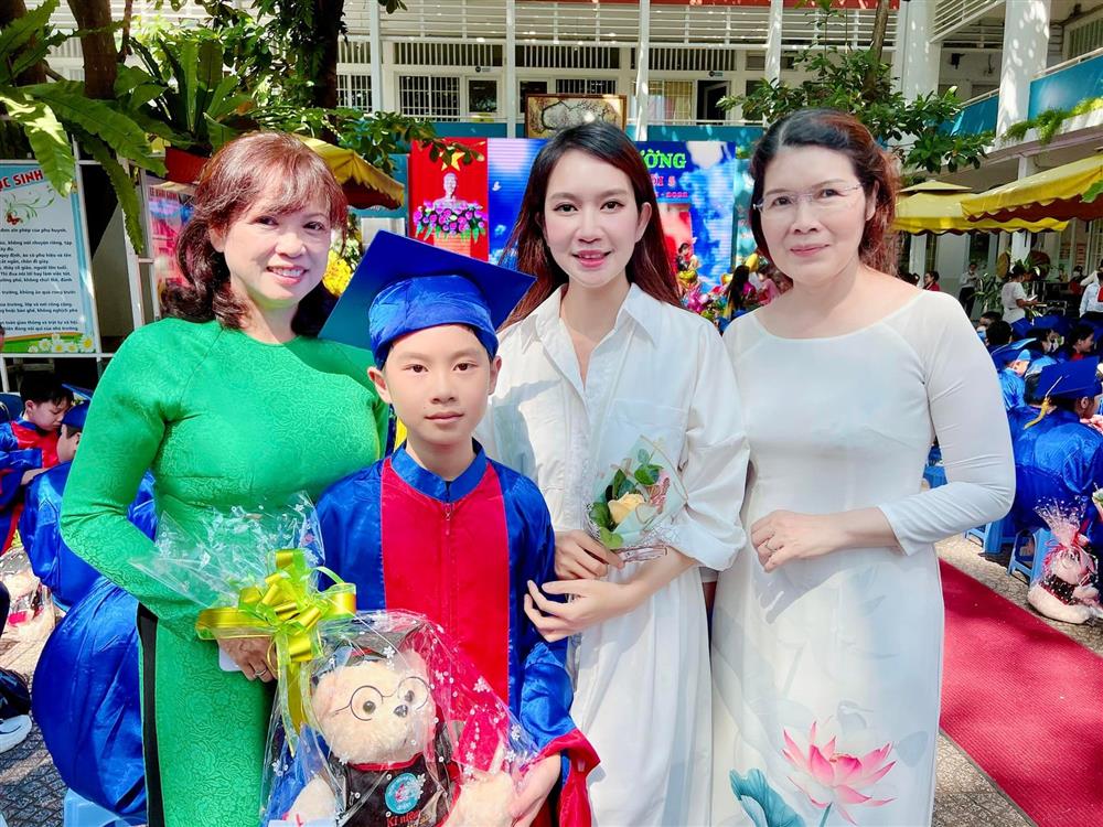 Con trai cả Lý Hải - Minh Hà khóc nức nở trong lễ bế giảng, mẹ nói 1 câu chứng tỏ cách dạy con đáng ngưỡng mộ-4