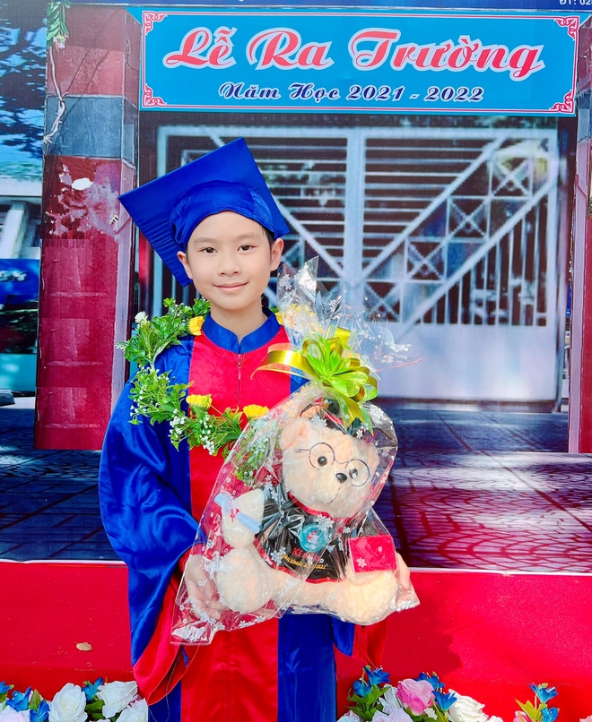 Con trai cả Lý Hải - Minh Hà khóc nức nở trong lễ bế giảng, mẹ nói 1 câu chứng tỏ cách dạy con đáng ngưỡng mộ-6