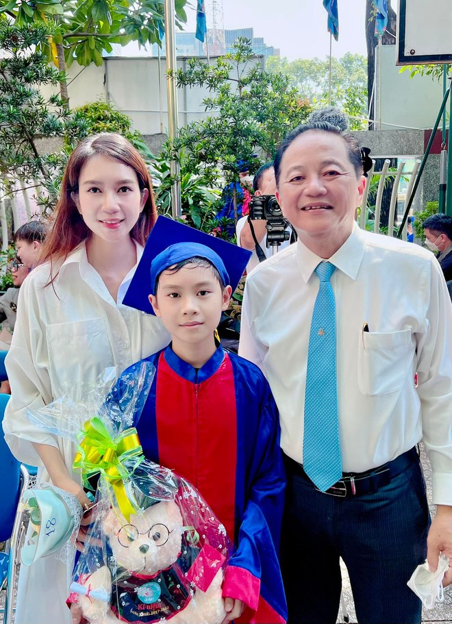 Con trai cả Lý Hải - Minh Hà khóc nức nở trong lễ bế giảng, mẹ nói 1 câu chứng tỏ cách dạy con đáng ngưỡng mộ-8