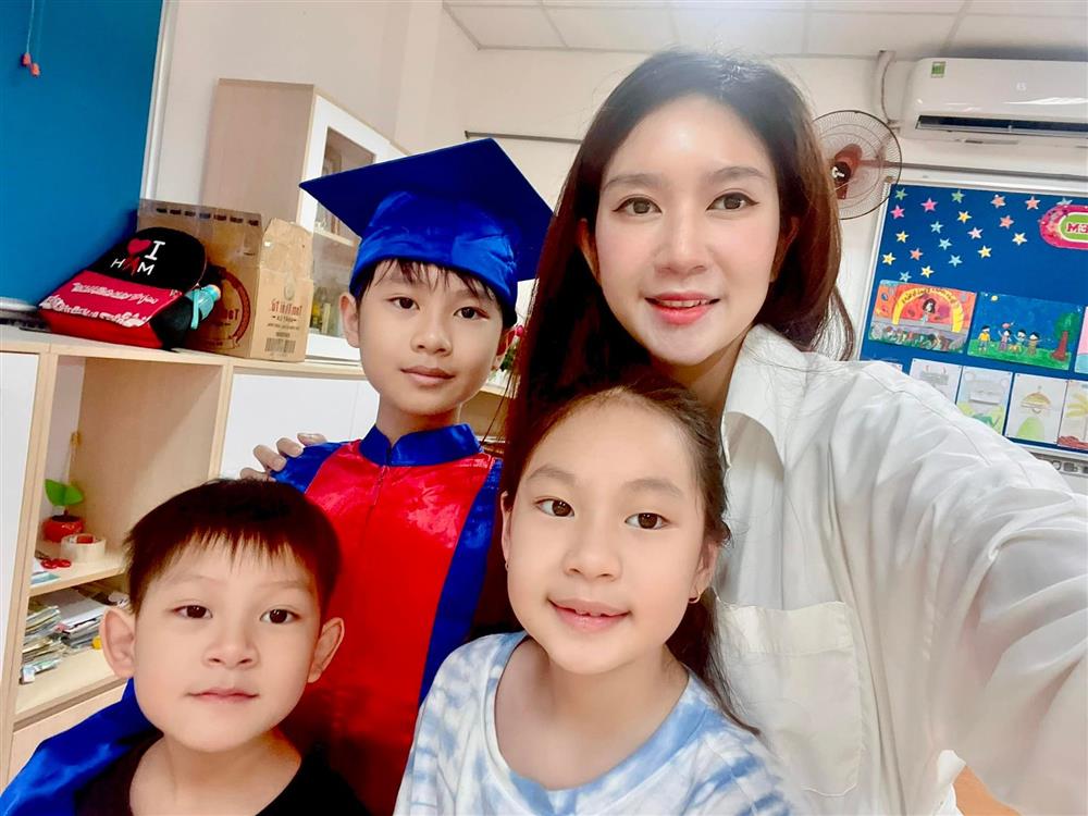 Con trai cả Lý Hải - Minh Hà khóc nức nở trong lễ bế giảng, mẹ nói 1 câu chứng tỏ cách dạy con đáng ngưỡng mộ-9