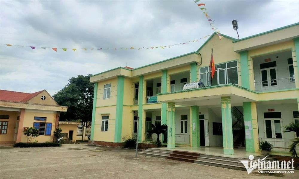 Bắt quả tang vợ ‘tòm tem’ cùng chủ tịch xã ở Thanh Hóa trong công sở-4