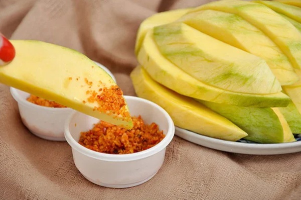 5 thói quen ăn uống chẳng khác nào đang hành hạ dạ dày, khiến bệnh tật ùn ùn kéo đến nhưng người trẻ tuổi nào cũng làm-1