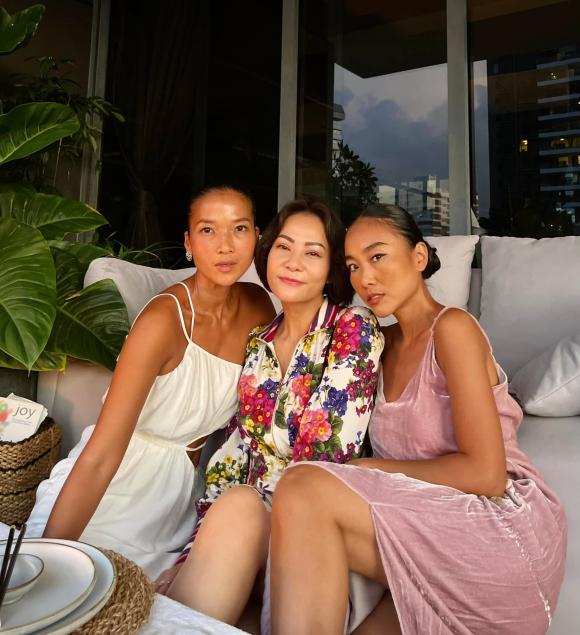 Đoan Trang khoe được Thu Minh và Bằng Lăng qua chơi nhà, lộ góc view không gian sống cực xịn xò ở Singapore-2