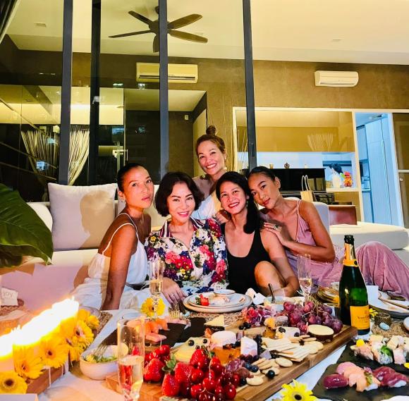 Đoan Trang khoe được Thu Minh và Bằng Lăng qua chơi nhà, lộ góc view không gian sống cực xịn xò ở Singapore-3