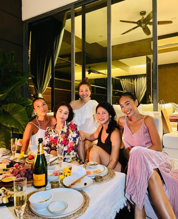 Đoan Trang khoe được Thu Minh và Bằng Lăng qua chơi nhà, lộ góc view không gian sống cực xịn xò ở Singapore-4