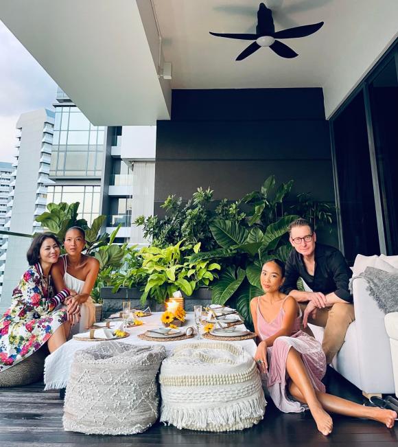 Đoan Trang khoe được Thu Minh và Bằng Lăng qua chơi nhà, lộ góc view không gian sống cực xịn xò ở Singapore-5