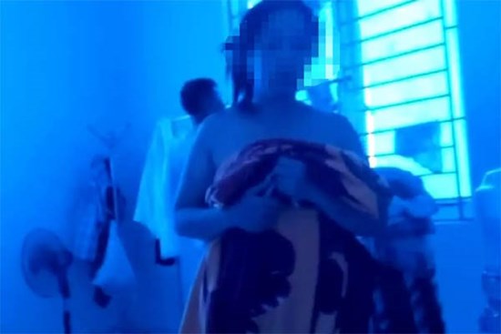 Bắt quả tang vợ ‘tòm tem’ cùng chủ tịch xã ở Thanh Hóa trong công sở