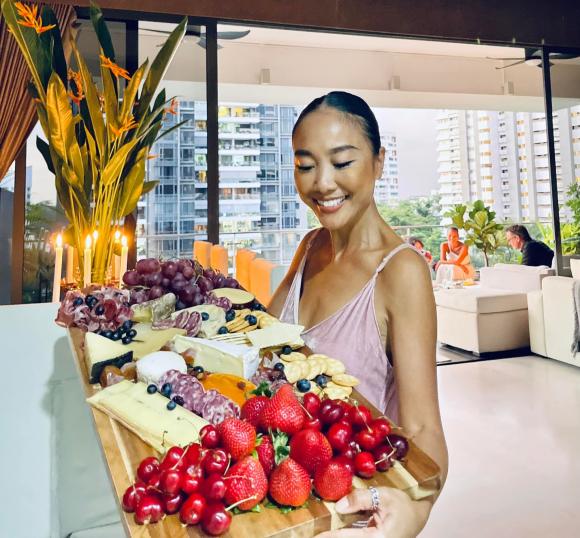Đoan Trang khoe được Thu Minh và Bằng Lăng qua chơi nhà, lộ góc view không gian sống cực xịn xò ở Singapore-6