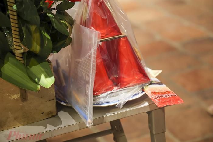 Sĩ tử đến Văn Miếu xin chữ, cầu may cho kỳ thi tuyển sinh lớp 10-9