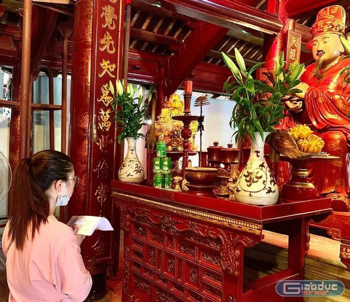 Sĩ tử đến Văn Miếu xin chữ, cầu may cho kỳ thi tuyển sinh lớp 10-11