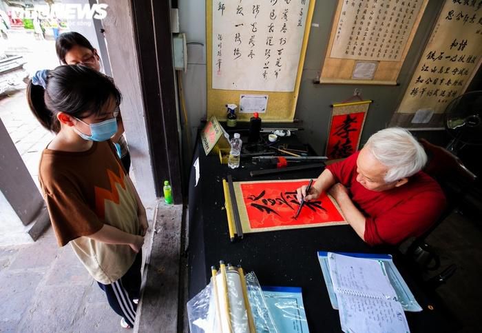 Sĩ tử đến Văn Miếu xin chữ, cầu may cho kỳ thi tuyển sinh lớp 10-13