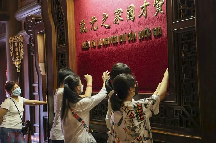 Sĩ tử đến Văn Miếu xin chữ, cầu may cho kỳ thi tuyển sinh lớp 10-12