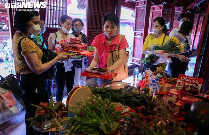 Sĩ tử đến Văn Miếu xin chữ, cầu may cho kỳ thi tuyển sinh lớp 10-7