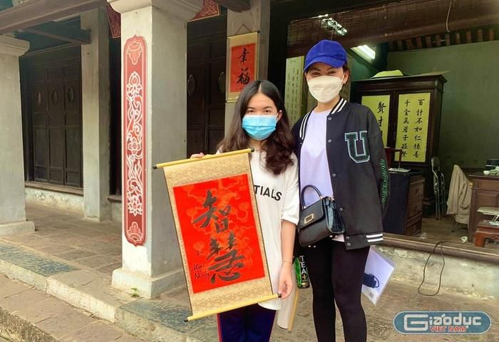 Sĩ tử đến Văn Miếu xin chữ, cầu may cho kỳ thi tuyển sinh lớp 10-14